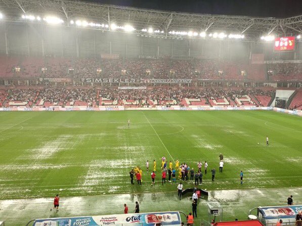  Samsun’da Süper Lig Maçına Yağış Engeli, Sadece 12 Dakika Sürdü